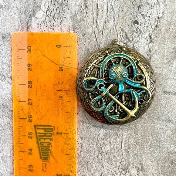 Steampunk Octopus Locket - Picture 4 of 5